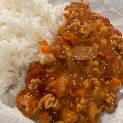 トマト缶ベースのカレーを初めて作りました！夫もいつもより美味しいと言ってくれました☺︎
また作りたいと思います！